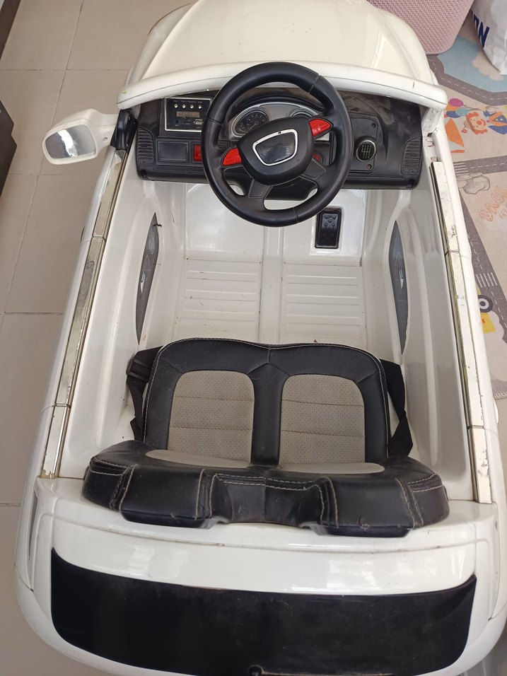 Beyaz ve Gri Elektrikli Çocuk Araba - Görsel 2