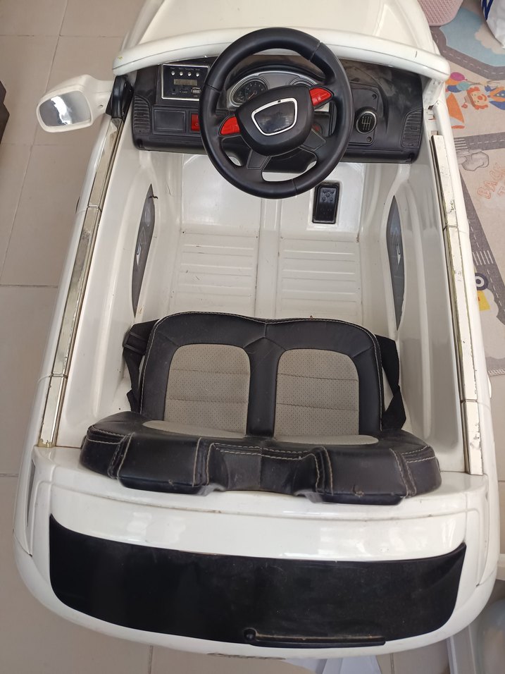 Beyaz ve Gri Elektrikli Çocuk Araba - Görsel 3