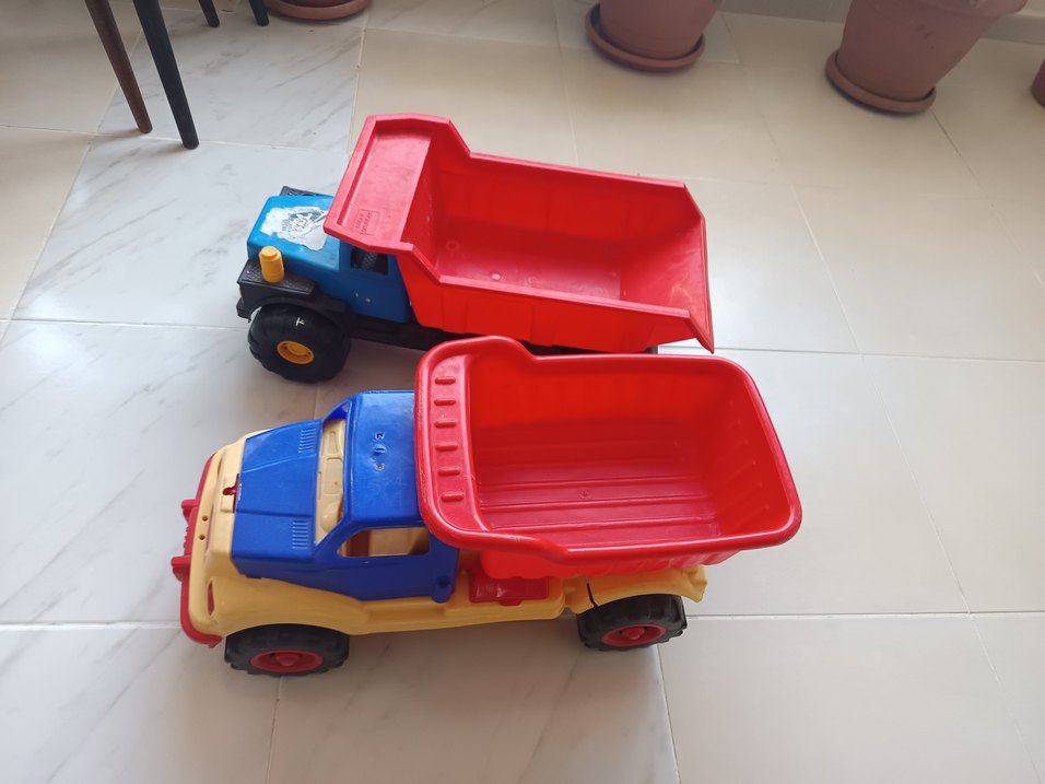 Renkli Plastik Oyuncak Kamyonlar - Görsel 2