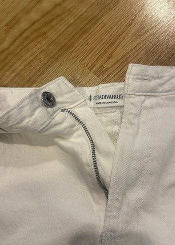 Stradivarius Beyaz Mini Kot Şort Kadın - Görsel 3