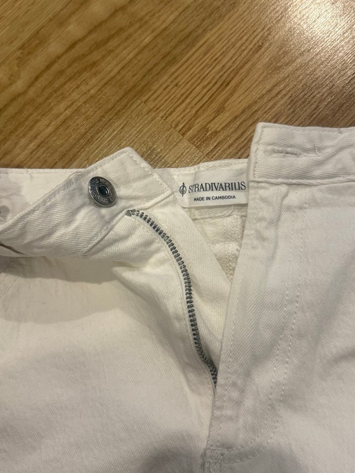 Stradivarius Beyaz Mini Kot Şort Kadın - Görsel 3