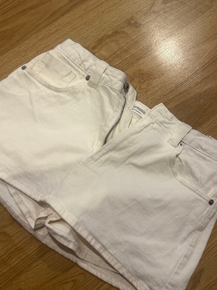 Stradivarius Beyaz Mini Kot Şort Kadın - Görsel 4