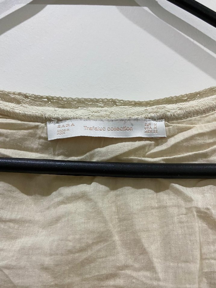 Dantel Detaylı Bej Keten V Yaka Bluz - Görsel 3