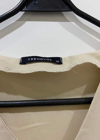 Bej Keten V Yaka Düğmeli Kısa Kollu Bluz - Görsel 2