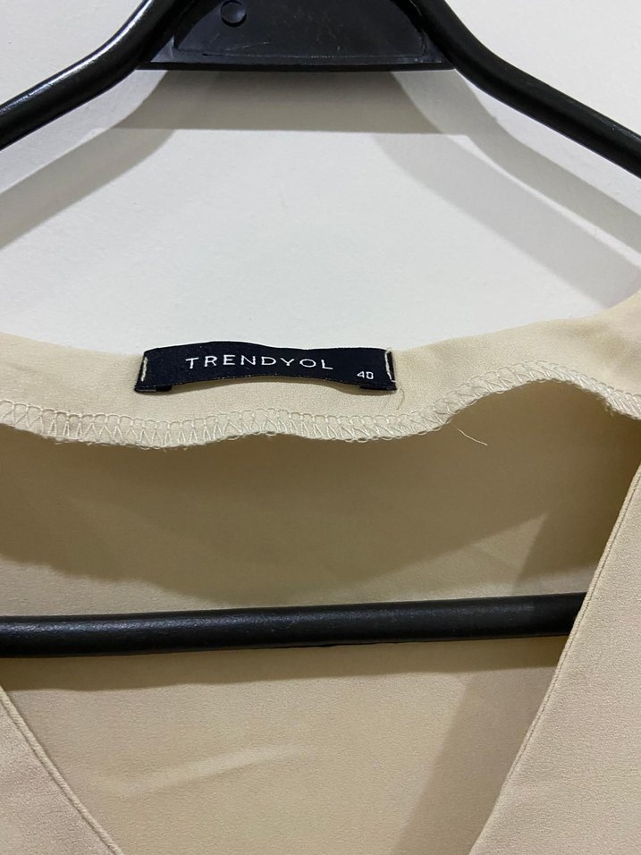 Bej Keten V Yaka Düğmeli Kısa Kollu Bluz - Görsel 2