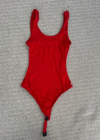 Kırmızı Fit Kesim Kolsuz Body