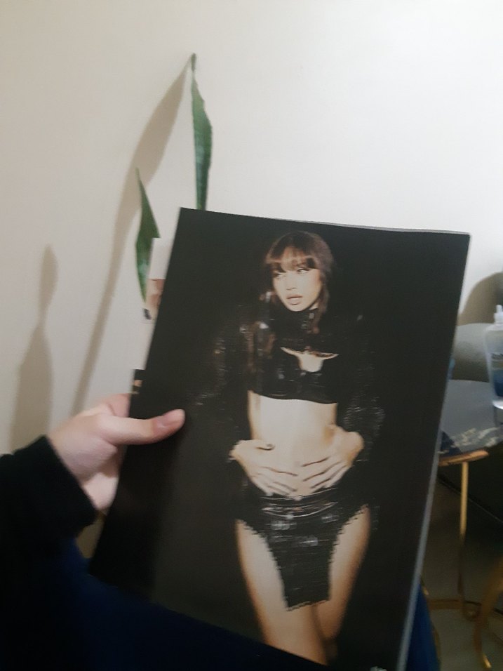 BLACKPINK Solo Lisa dergisi - Görsel 3