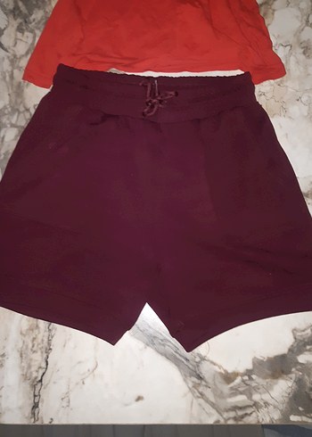 Kızlar için Gevşek Kesim Kırmızı Tişört ve Bordo Şort - Görsel 2