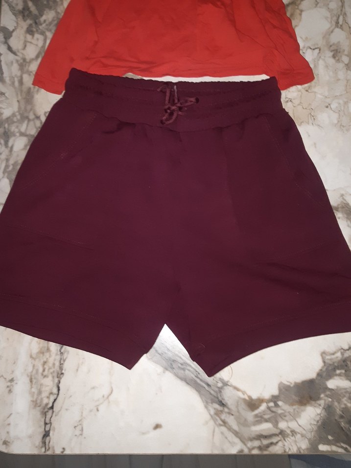Kızlar için Gevşek Kesim Kırmızı Tişört ve Bordo Şort - Görsel 2
