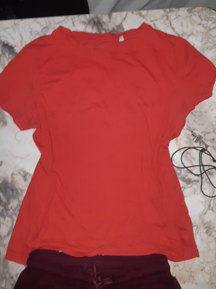 Kızlar için Gevşek Kesim Kırmızı Tişört ve Bordo Şort - Görsel 3