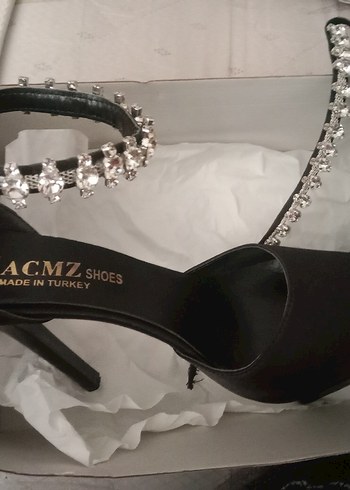 37 Beden Siyah Parlak Yılan Desenli Tokalı Stiletto