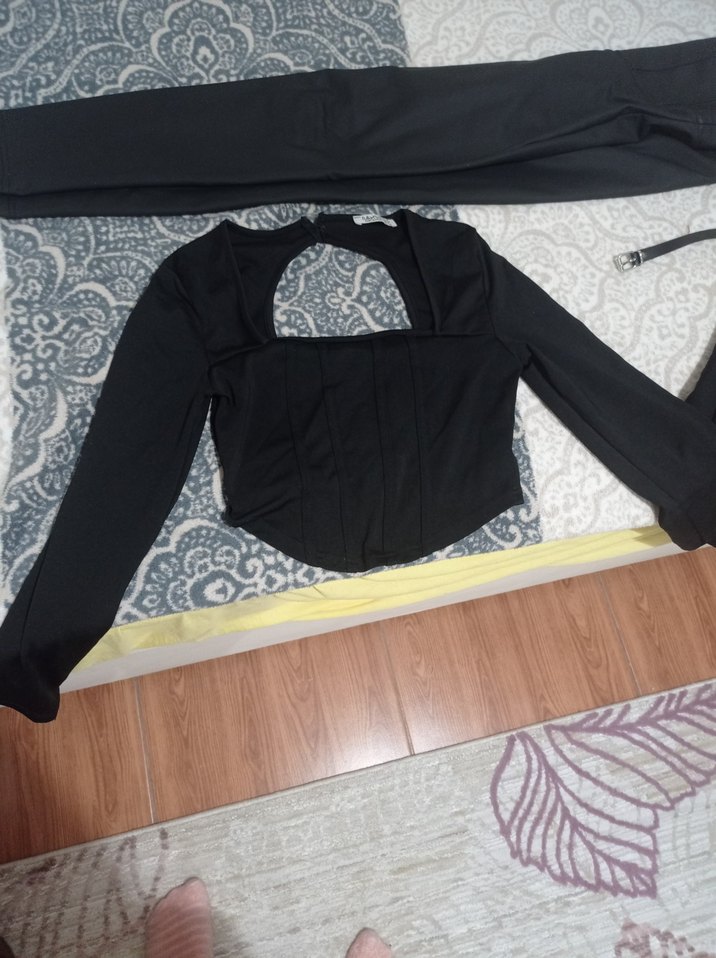 V Yaka Siyah Mini Gotik Bluz - Görsel 5