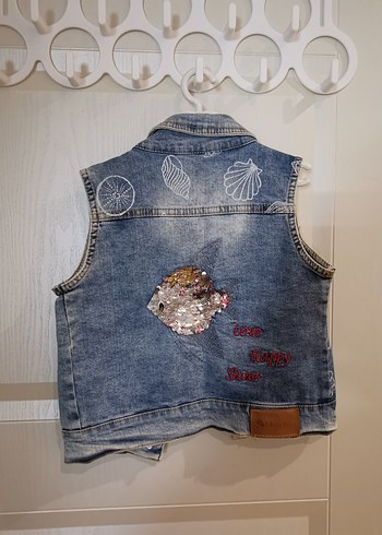 LC Waikiki Nakışlı Gri Kız Yeleği ve Desenli Sweatshirt