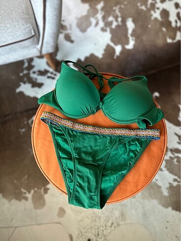 Yeşil bikini takımı
