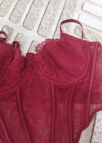 Zara Bordo Dantel Detaylı Straplez Büstiyer