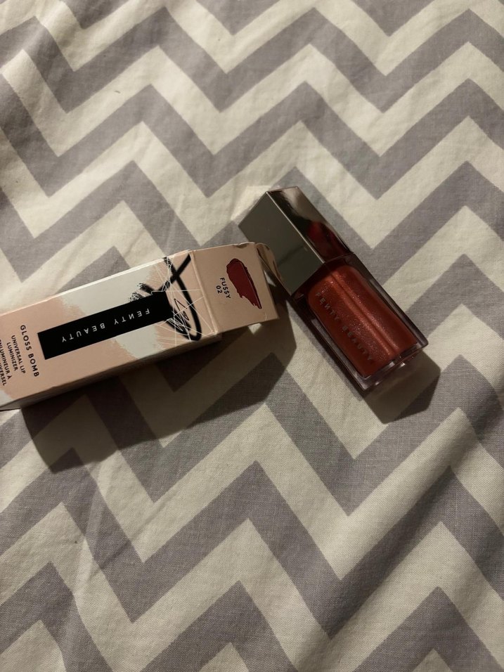 Fenty Beauty Gloss Bomb Parlatıcı 5.5ml - Görsel 4