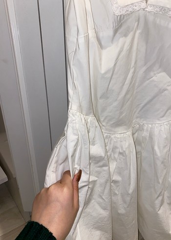 V yaka beyaz midi elbise, kısa kollu, salaş kesim - Görsel 4