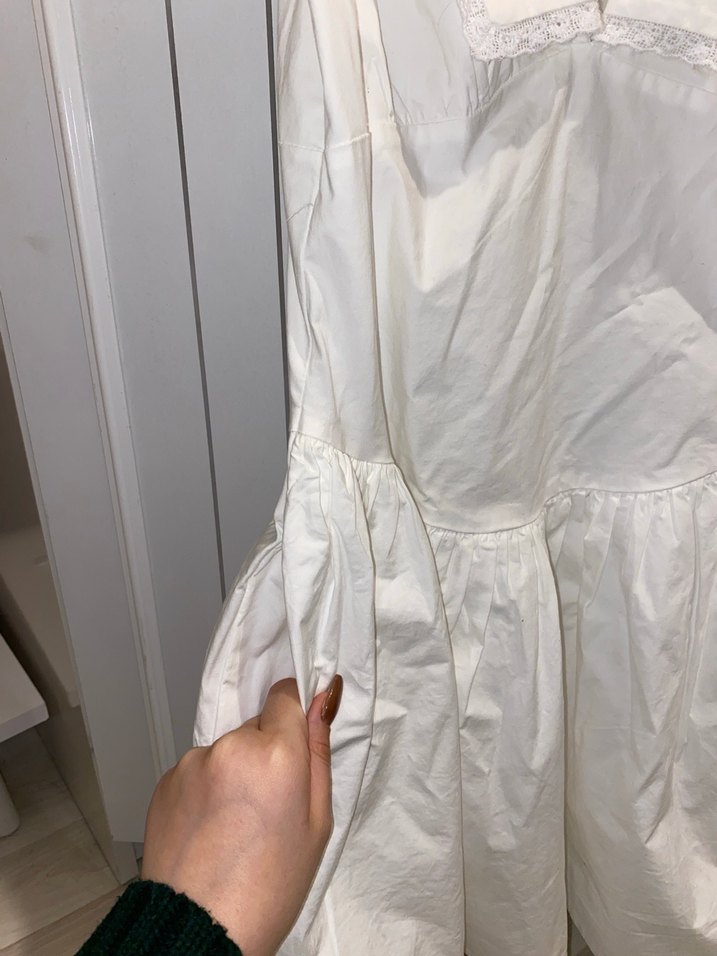 V yaka beyaz midi elbise, kısa kollu, salaş kesim - Görsel 4