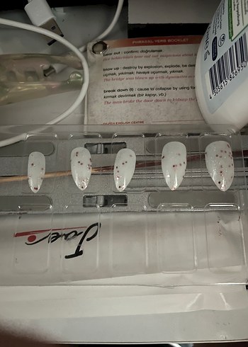Beden Beyaz Kalp ve Simli Tırnak Süslemeleri