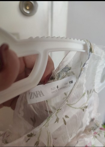 6 Yaş Beden beyaz Renk Zara 6 yaş elbisesi.