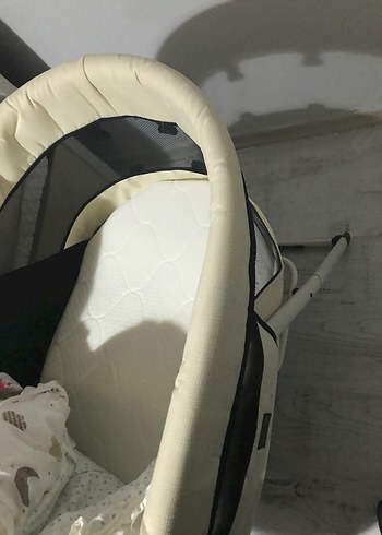 Beyaz ve Gri Bebek Beşiği