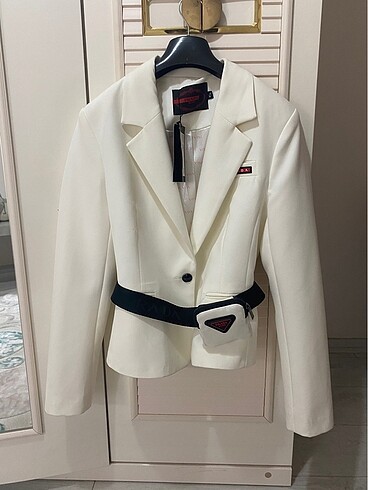 Ürün başlığı için: Prada Milano Beyaz Blazer Ceket + Bel Çantası