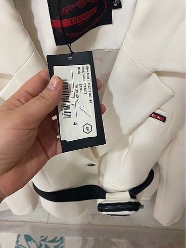 40 Beden Ürün başlığı için: Prada Milano Beyaz Blazer Ceket + Bel Çantası
