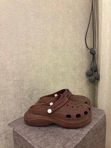 KAHVE TOPUKLU CROCS