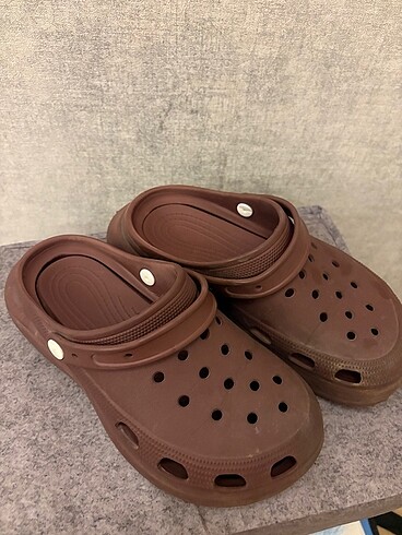 40 Beden KAHVE TOPUKLU CROCS