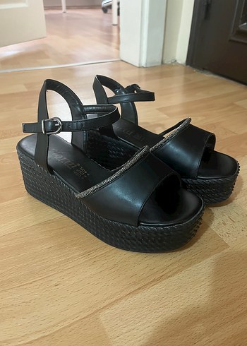 Siyah Yılan Desenli Dolgu Topuklu Sandalet