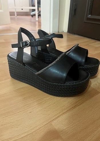 Diğer Siyah Yılan Desenli Dolgu Topuklu Sandalet