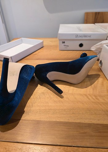 38 Beden Divarese Kadife Fiyonk Detaylı Stiletto
