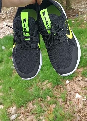 32 Beden siyah Renk NİKE FİLELİ FOSFOR ÇOCUK SPOR
