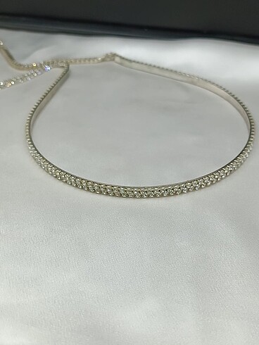 Sallantılı kristal taşlı taç