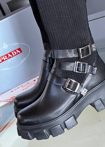 Prada Prada Siyah Tokalı Kadın Bot