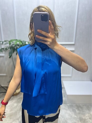 Gusto Saten dokulu kolsuz şık bluz