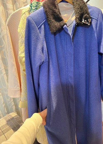 Siyah Yaka Detaylı Mavi Kaban - Görsel 4