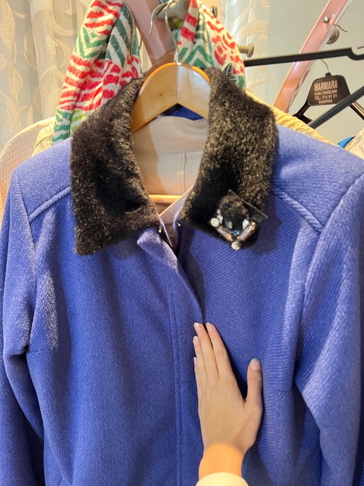 Siyah Yaka Detaylı Mavi Kaban - Görsel 3