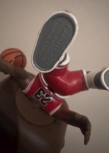Kahverengi Basketbolcu Figürü