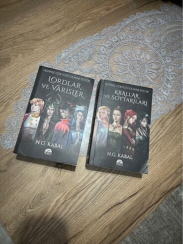Lordlar ve Varisler, Krallar ve Soytarıları Kitap Serisi (2 kita