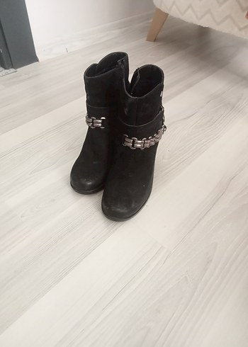 Diğer Siyah Zincir Detayli Kisa Cizme