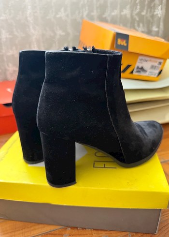 Siyah Süet Tokalı Kadın Topuklu Bot - Görsel 3