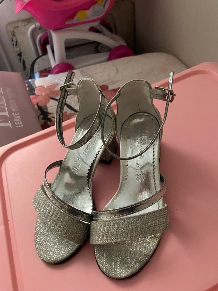 Kız Çocukları İçin Altın Renkli Tokalı Özel Ayakkabı - Görsel 2