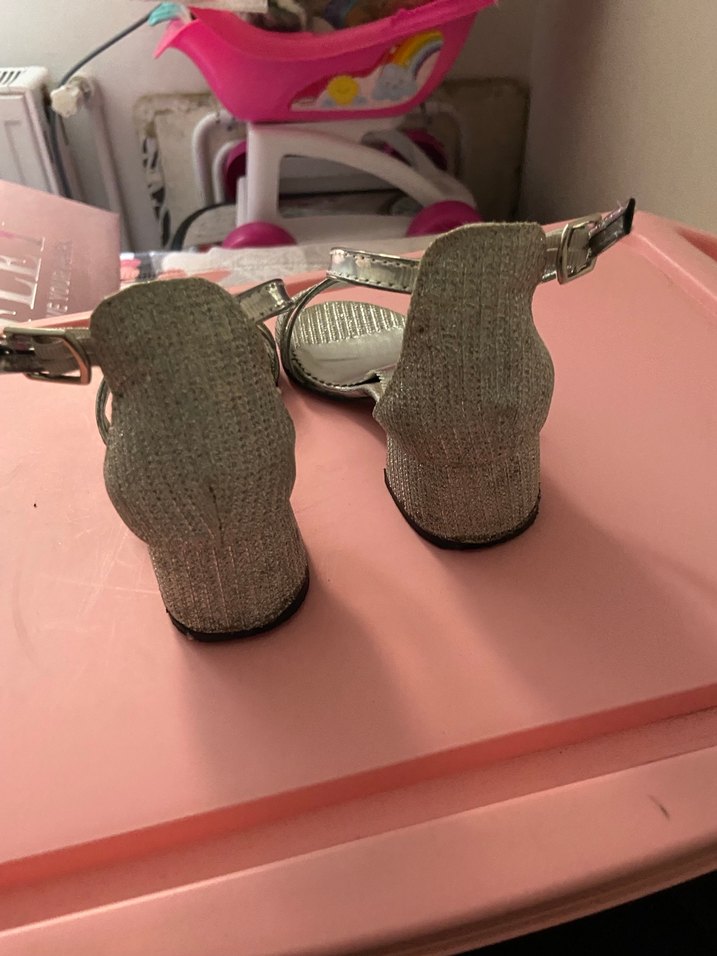 Kız Çocukları İçin Altın Renkli Tokalı Özel Ayakkabı - Görsel 3