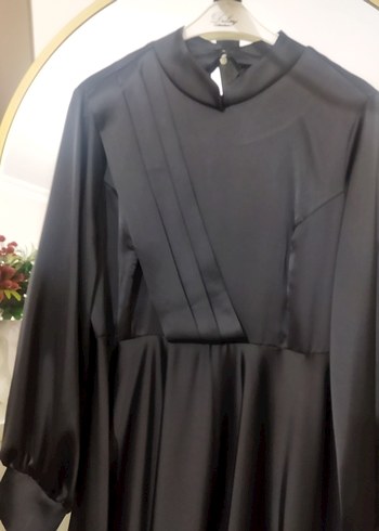 Siyah Parlak Uzun Kollu Kuşaklı Elbise - Görsel 2