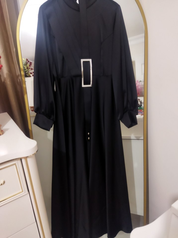 Siyah Parlak Uzun Kollu Kuşaklı Elbise - Görsel 3