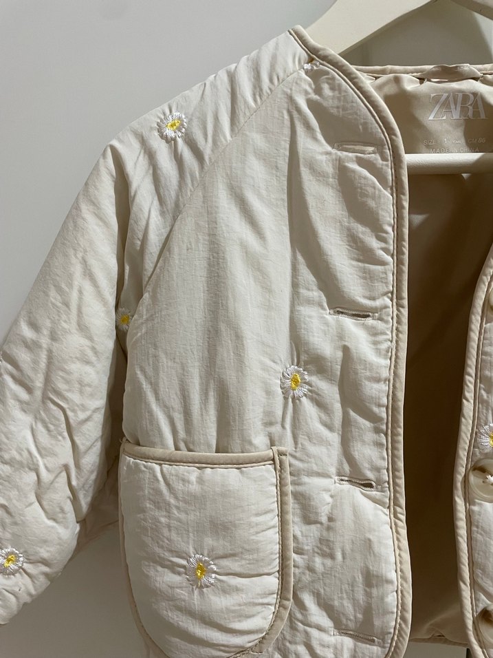 Zara Papatya Nakışlı Beyaz 1,5 yaş Kız Çocuk Düğmeli Ceket - Görsel 3