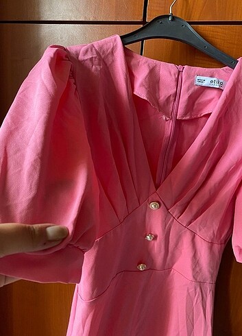 Pembe elbise