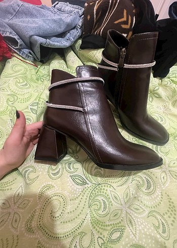 Kahverengi Deri Tokalı Kadın Bot - Görsel 2
