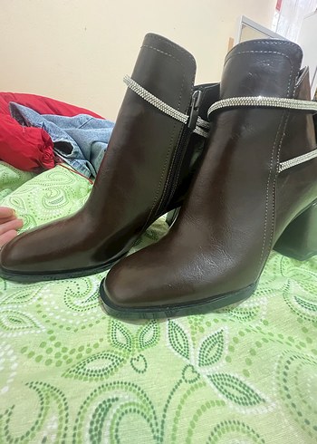 Kahverengi Deri Tokalı Kadın Bot - Görsel 4